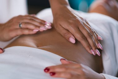 Filipin Psişik Cerrahı Kadın Hastayla Tedavi Yapıyor. Ellerini Hastaların Göbeğinden Kaldırıyor 