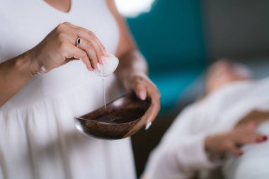 Filipin Psişik Cerrahi Şifacı Tedaviye Hazırlanıyor. Tahta kasede pamuk yumağı ve su kullanmak.