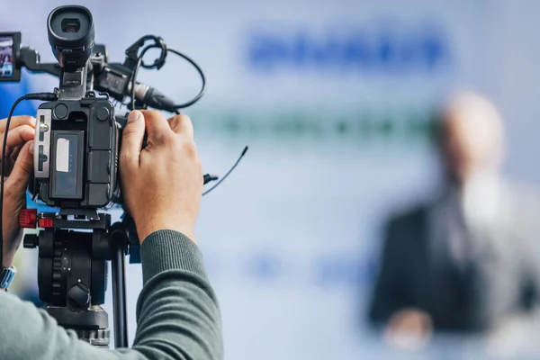 Camarógrafo Grabando Orador Masculino Bien Vestido Conferencia Prensa Concepto Transmisión — Foto de Stock