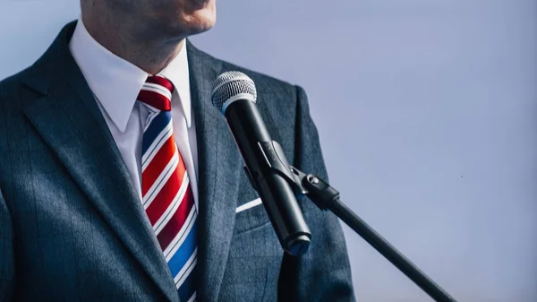 Άνδρας Επιχειρηματίας Φορώντας Κοστούμι Και Στέκεται Μπροστά Από Μικρόφωνο — Φωτογραφία Αρχείου