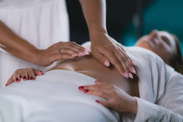 Philippine Psychic Surgery Healer Fazendo Tratamento Com Paciente Sexo Feminino — Fotografia de Stock