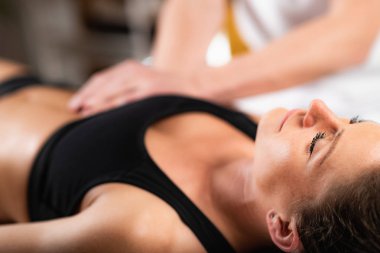Kadın Hastayla çalışan Osteopatikçi