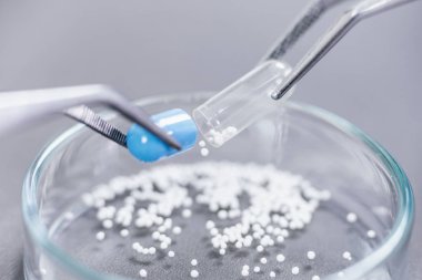 Eczacılık İşçisi İnceleme İlacı. İlaç tableti inceleniyor. Yeni İlaç Araştırma Konsepti