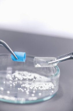 Eczacılık İşçisi İnceleme İlacı. İlaç tableti inceleniyor. Yeni İlaç Araştırma Konsepti