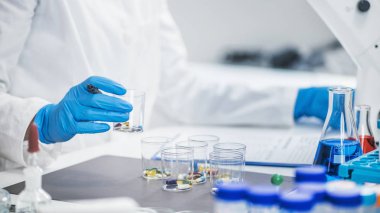 Tıbbi Araştırmacı Yeni Tıbbı Keşfediyor