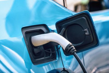 Mavi elektrikli araba yükleniyor. Kapatın..