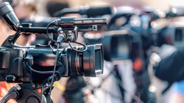 Basın toplantısı. Dışarıdaki medya olaylarını kaydeden bir grup dijital kamera. Canlı yayın kavramı.