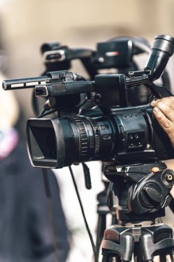 Basın toplantısı. Dijital kamera dışarıda medya etkinliğini kaydediyor. Canlı yayın kavramı. 