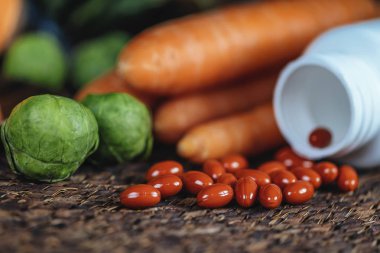 Lutein takviyeleri ve sebzeler. Lutein, yeşil yapraklı sebzeler ve diğer bitkilerde doğal olarak bulunan yüksek miktarlarda sarı pigmentlidir. Lutein özellikle göz maskülü tarafından emilir. Araştırmalar Lutein takviyesinin