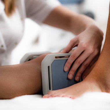 Mıknatıs tedavisi. Fizik tedavide kullanılan mıknatıslar hastanın dizine yerleştirilmiş..