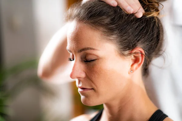 Tratamento Osteopatia Osteopatologista Trabalhando Com Paciente Feminina — Fotografia de Stock