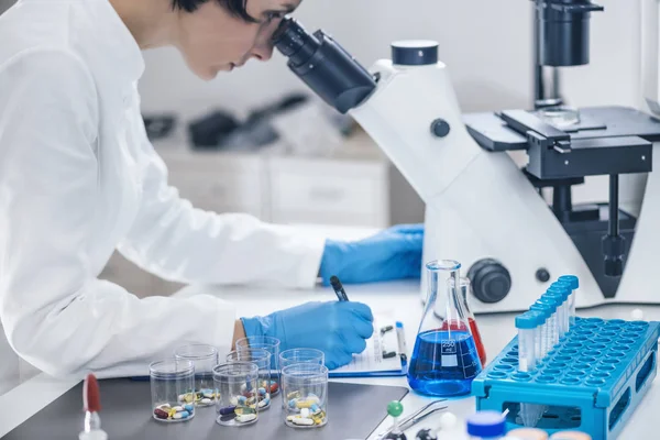 Medical Researcher Examining New Medicine Female Science Student Dressed White — Stock Photo, Image