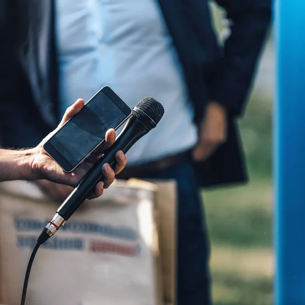 Konferencja Prasowa Mężczyzna Trzyma Telefon Komórkowy Mikrofon Nagrywanie Dźwięku Plenerowej — Zdjęcie stockowe