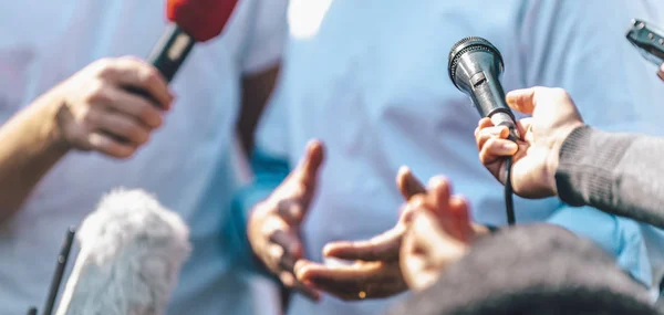 Journalists Interviewing Male Speaker Holding Microphones Mobile Phone — Stock Photo, Image