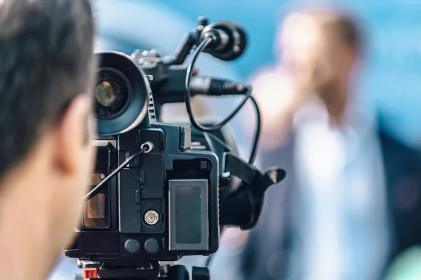 Media Event Outdoors Cameraman Recording Well Dressed Male Speakers Live — Stock Photo, Image