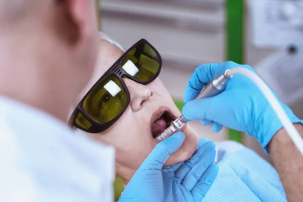 Procedimiento Blanqueamiento Dental Hermosa Mujer Mayor Con Pelo Gris Corto — Foto de Stock