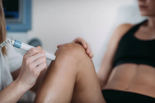 Laser Therapy Physical Therapist Treating Patient Knee — Stock Photo, Image