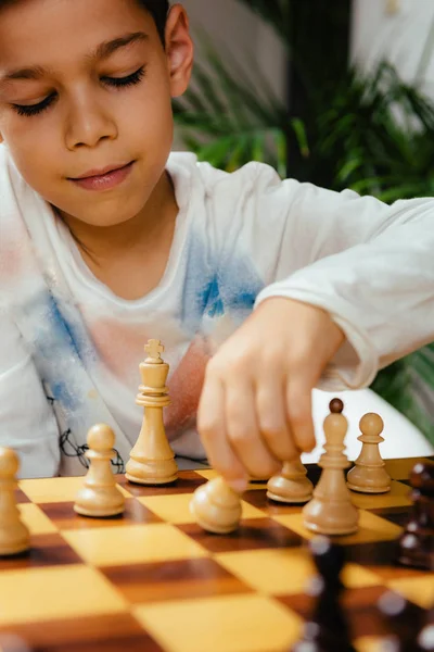 Pojke Spelar Schack Hemma Sitter Vid Bordet Och Tänker Efter — Stockfoto