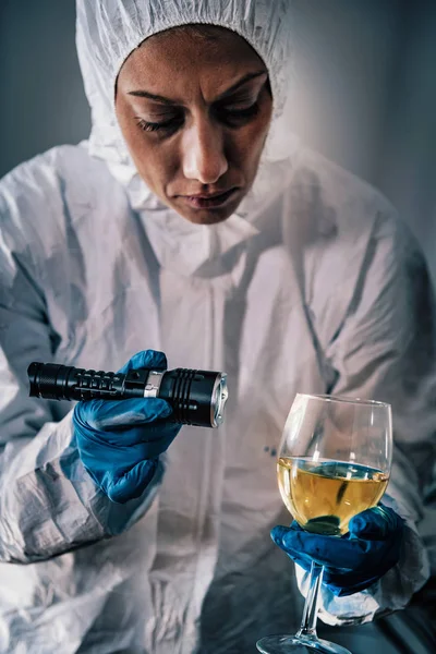 Kripobeamter Untersucht Weinglas Mit Gerichtsmedizinischem Licht Und Sucht Nach Beweisen — Stockfoto