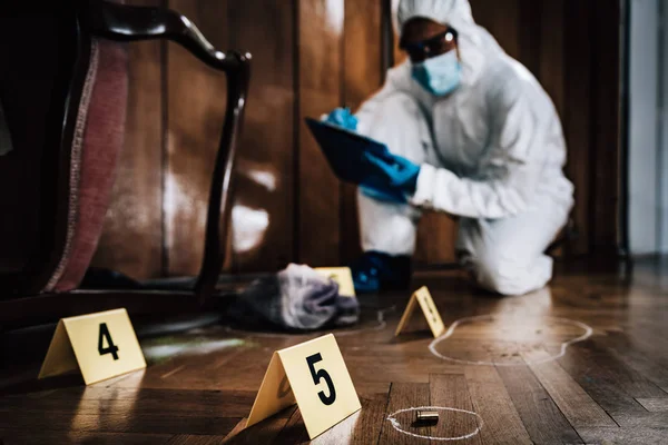 Forensic Investigator Collecting Crime Scene Evidence — Stock Photo, Image
