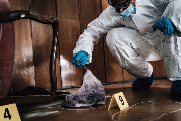 Investigador Forense Recogiendo Pruebas Escena Del Crimen — Foto de Stock