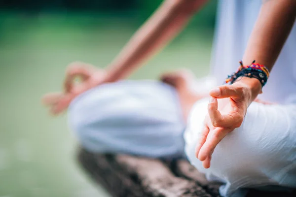 Närbild Bild Kvinnor Händer Lotus Position Vid Sjön — Stockfoto