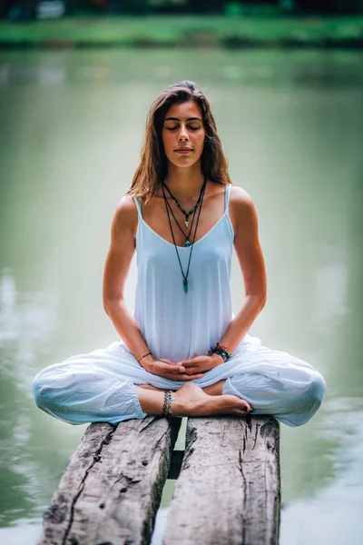 Mujer Joven Meditando Con Los Ojos Cerrados —  Fotos de Stock