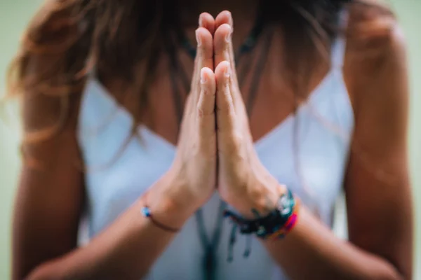 Mujer Joven Medita Practicando Yoga Naturaleza Manos Posición Oración — Foto de Stock