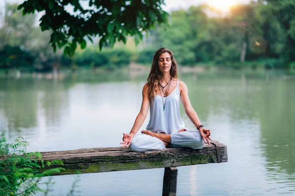 Mujer Haciendo Yoga Junto Lago Sentado Posición Loto Muelle Madera —  Fotos de Stock