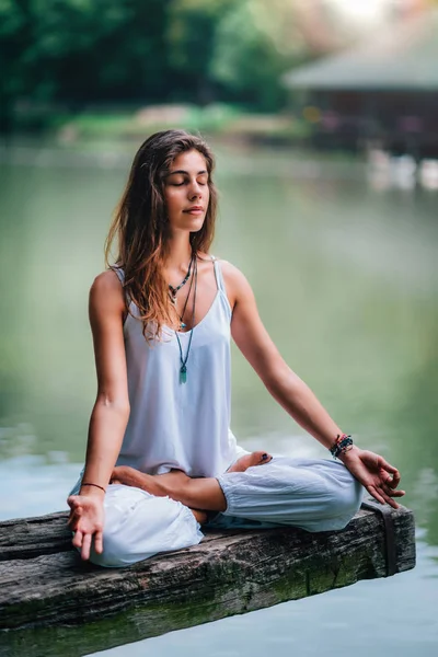 Schöne Junge Frau Beim Yoga See Lotusposition Sitzend — Stockfoto