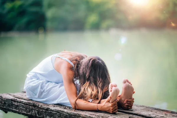 Jovem Mulher Fazendo Torção Coluna Sentada Junto Lago Sentado Para — Fotografia de Stock