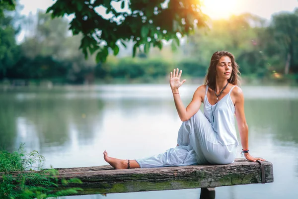 Молода Жінка Сидить Біля Озера Крутить Спину Ardha Matsyendrasana — стокове фото