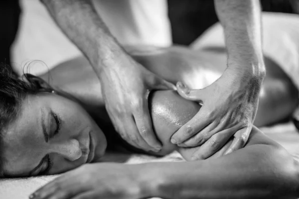 Jovem Tendo Relaxante Braço Ombro Massagem Centro Spa Cosmetologia Perto — Fotografia de Stock