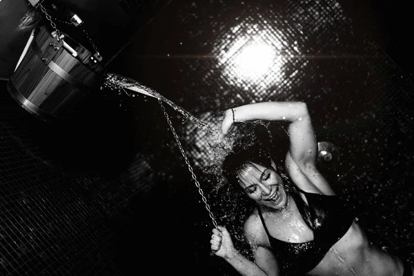 Woman Wellness Center Taking Cold Shower Ice Bucket Sauna — Stock Photo, Image