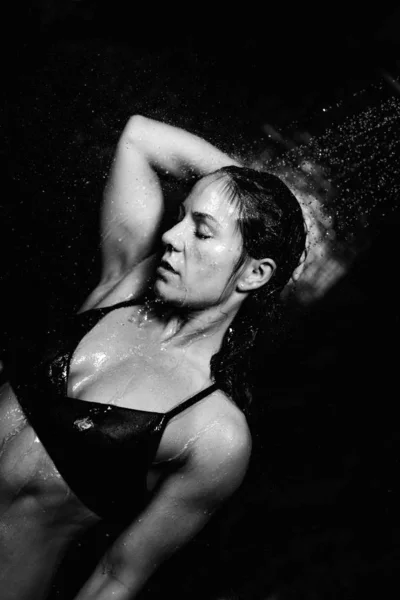 Kadın Duş Altında — Stok fotoğraf