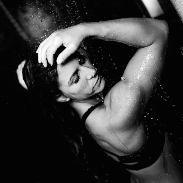 Kadın Duş Altında — Stok fotoğraf