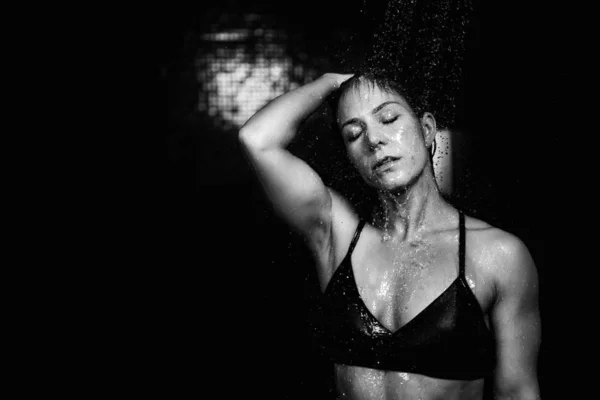 Piękna Kobieta Biorąc Prysznic — Zdjęcie stockowe