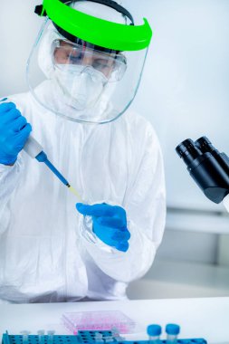 Corona Virüs Aşısı Araştırma Enstitüsü Laboratuvarı 'nda çalışan bir bilim adamı.