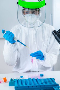 Corona Virüs Aşısı Araştırma Enstitüsü Laboratuvarı 'nda çalışan bir bilim adamı.