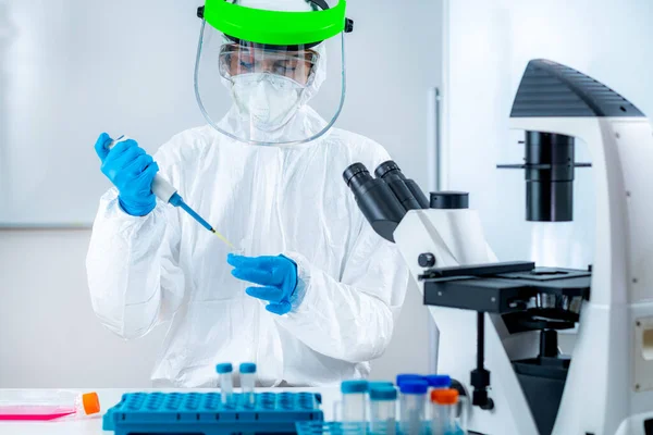 코로나 바이러스 연구소에서 일하는 과학자 마이크로 피펫을 — 스톡 사진