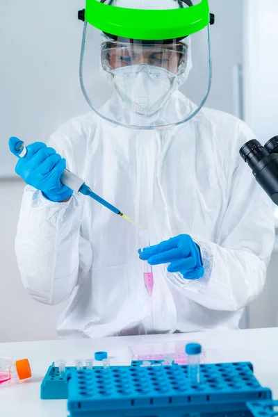 Pesquisa Vacinas Contra Vírus Corona Cientista Trabalhando Laboratório Instituto Segurando — Fotografia de Stock