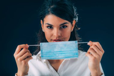 Corona Virüs Enfeksiyonu Önleme. Koruyucu Maske Giyen Güzel Genç Kadın