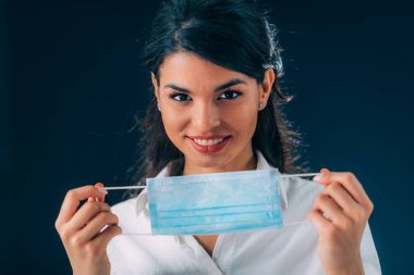 Corona Virüs Enfeksiyonu Önleme. Koruyucu Maske Giyen Güzel Genç Kadın