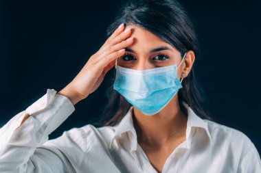 Corona Virüsü Enfeksiyonuna Karşı Kötü Uygulamalar. Yüzüne Dokunan Güzel Genç Kadın 