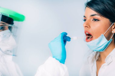 Coronavirus belirtileri. Sıhhiyeci kan oksijeni seviyesini oksimetreyle ölçüyor. Hasta koruyucu maske takıyor.