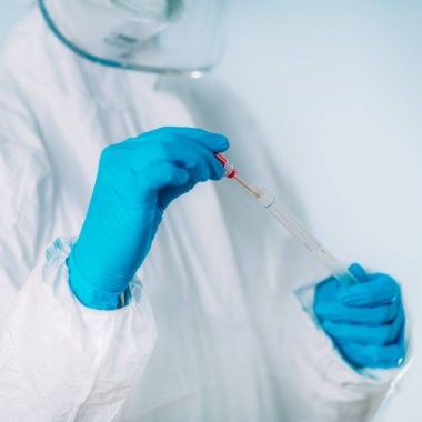 Corona Virüsü Testi - Beyaz Hazmat koruyucu süitinde PCR DNA testi için örnek alınan sağlık görevlisi 