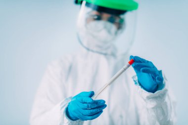 Corona Virüsü Testi - Beyaz Hazmat koruyucu süitinde PCR DNA testi için örnek alınan sağlık görevlisi 