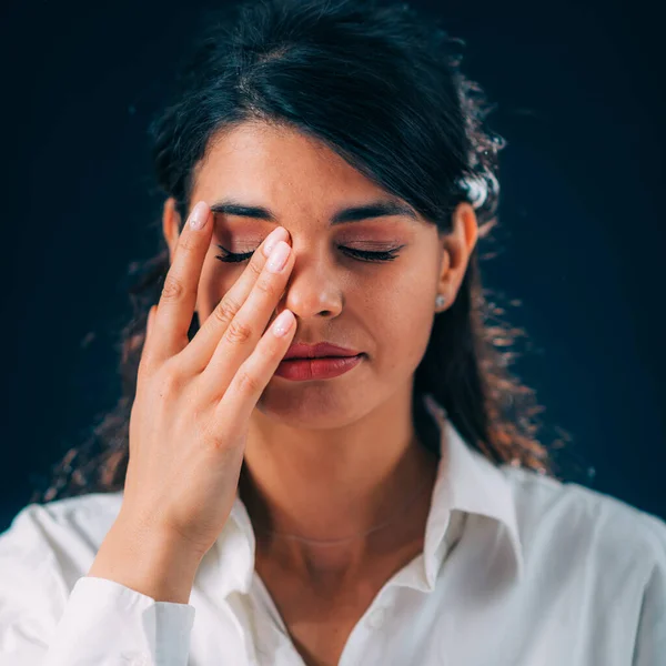 Slechte Praktijken Tegen Corona Virusinfectie Mooie Jonge Vrouw Aanraken Haar — Stockfoto