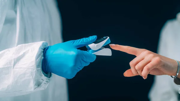 Sintomas Coronavírus Trabalhador Médico Verificando Níveis Oxigênio Sangue Com Oxímetro — Fotografia de Stock