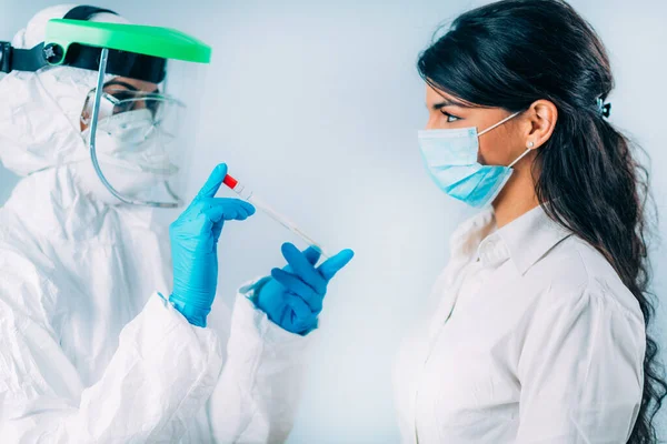 코로나 바이러스 보안경을 코로나 바이러스 검사를 의료인 가능성 여성을 — 스톡 사진
